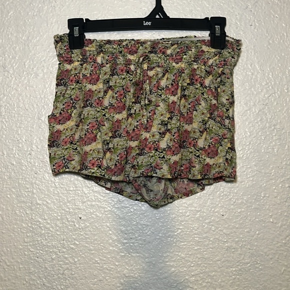Wet Seal floral shorts with front tie and pockets size small - Picture 2 of 6